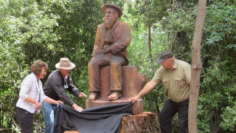 Statue tribute to tree legend
