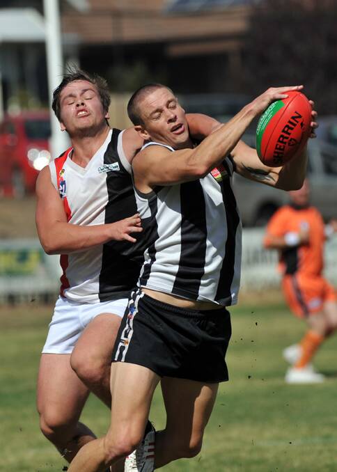 CHFL football action.
Clunes Vs Creswick.


Picture: JULIE HOUGH
