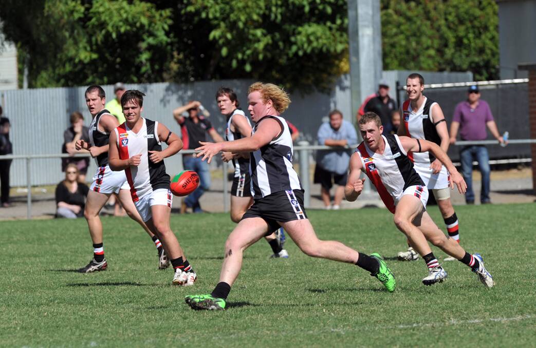 CHFL football action.
Clunes Vs Creswick.


Picture: JULIE HOUGH
