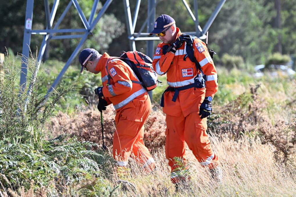 SES volunteers search for Samantha Murphy behind the Buninyong Golf Course. Picture by Lachlan Bence