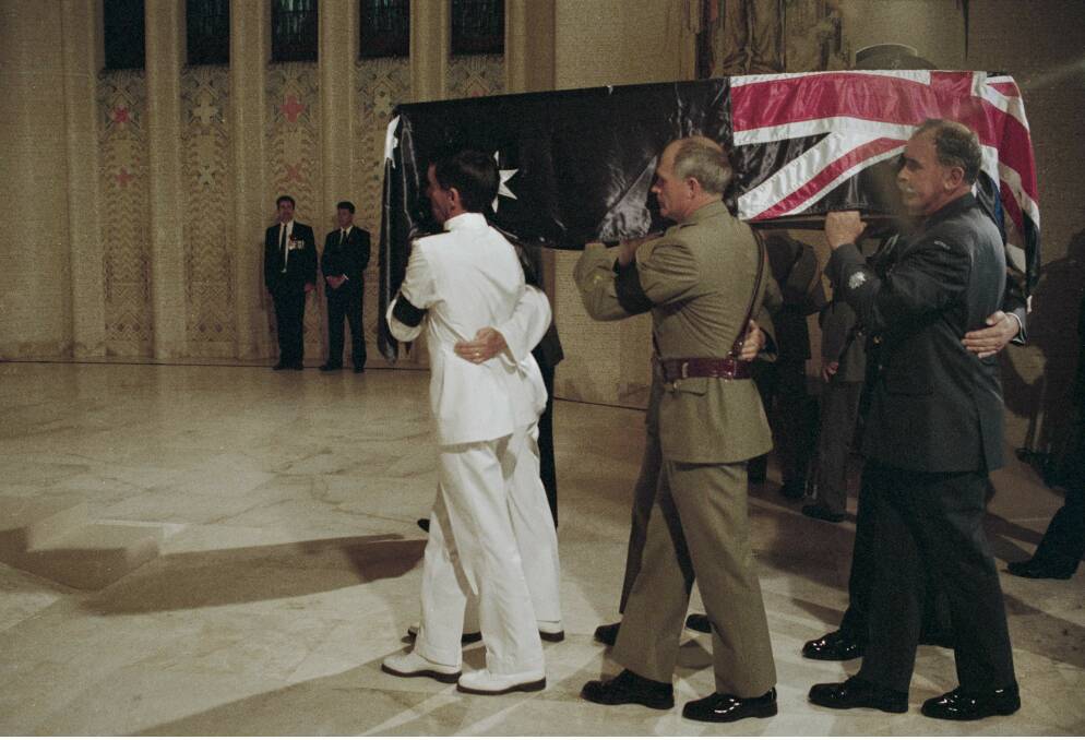 Memorial: Entombment of the unknown soldier, November 1993.  PAIU1993/198.06