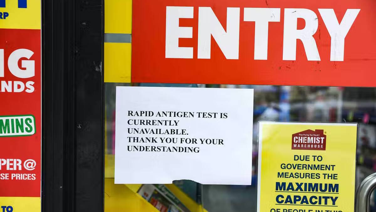 A Sydney pharmacy notifies customers that rapid antigen test kits are sold out. Photo: Flavio Brancaleone/AAP