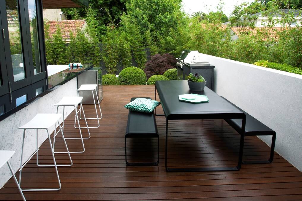 Treat your deck to a high-quality, transparent finish that accentuates the natural characteristics of the timber whilst also protecting it for many months to come.

