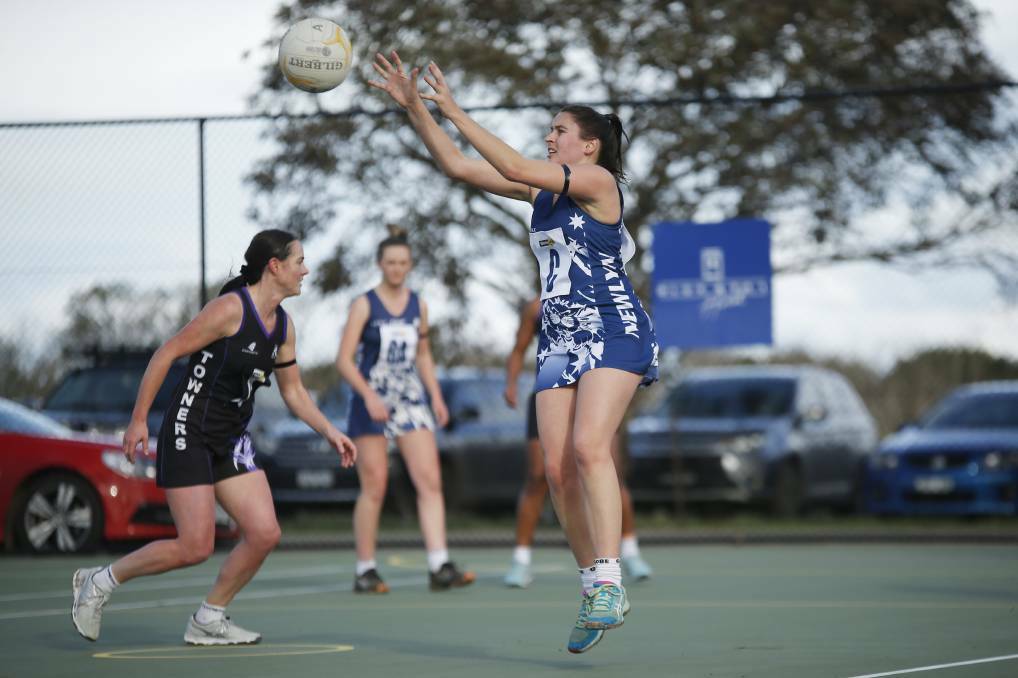 PASS: Newlyn's Shannen Lacey playing against a strong Dunnstown outfit during the round 16 A-grade CHNL competition on Saturday afternoon. Picture: Dylan Burns