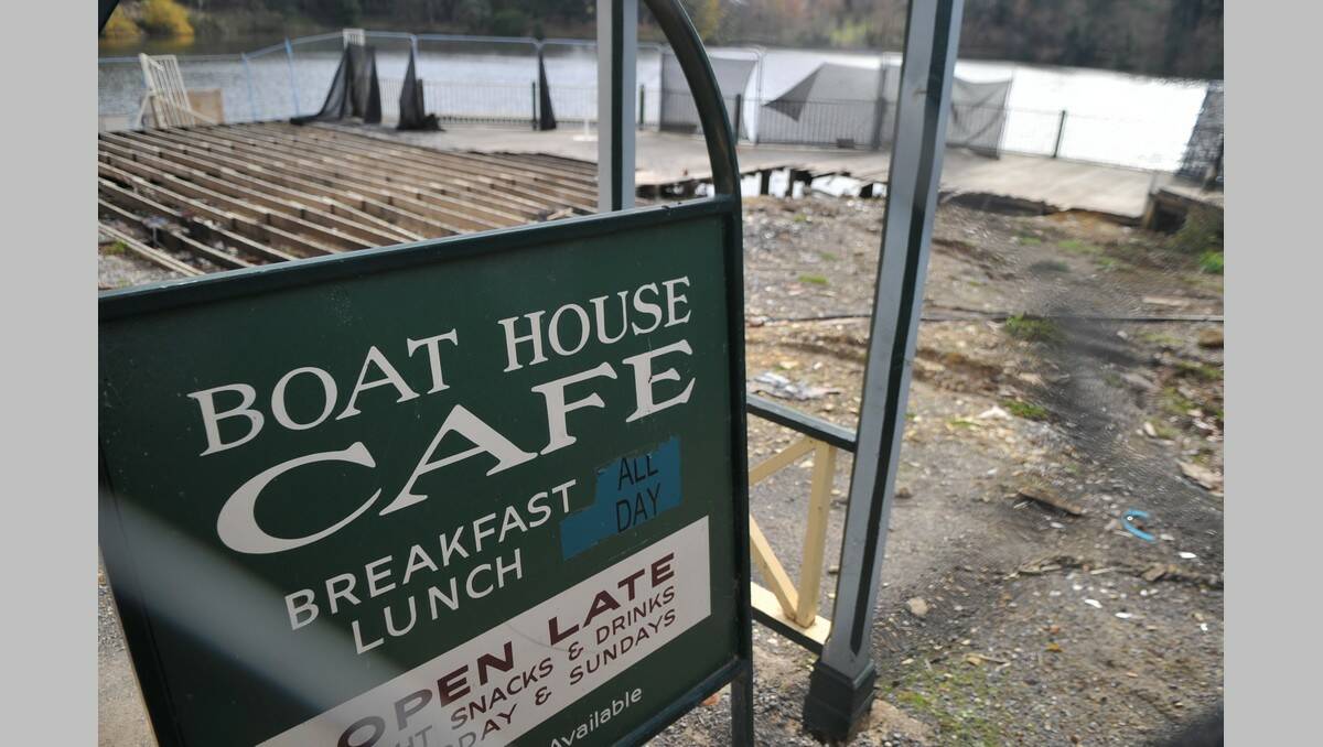 The Boathouse Cafe has been given the green light to be rebuilt.